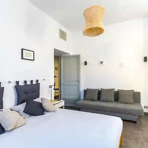 Hostly - Nicole Volturno- Full Center Apartment